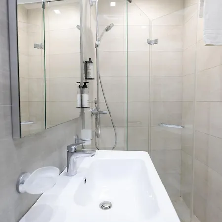 White 1903 - Rooftop Pool & Luxury 2*