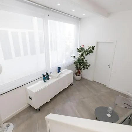 White 1903 - Rooftop Pool & Luxury Bed and Breakfast