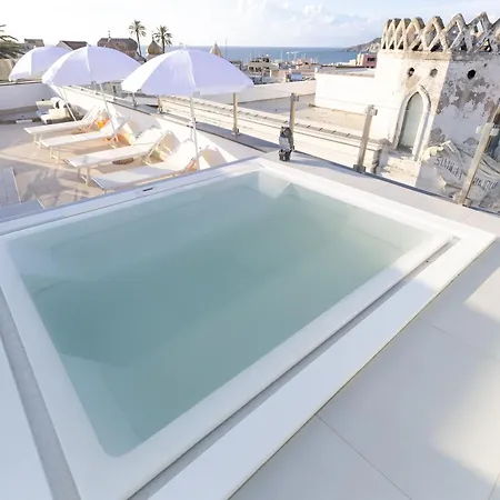 White 1903 - Rooftop Pool & Luxury Bed and Breakfast 2*